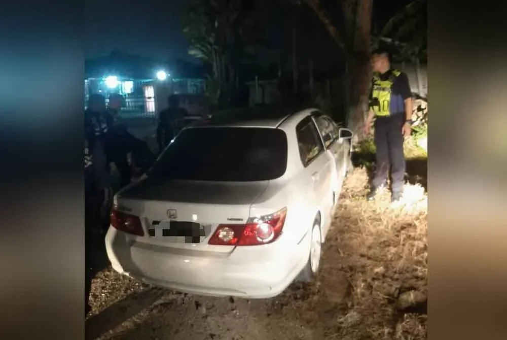 Kenderaan yang dinaiki suspek berjaya ditahan polis selepas terbabas di jalan mati.