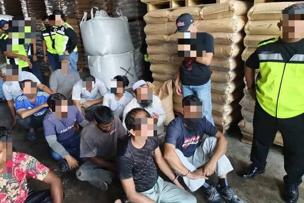 Antara warga asing yang ditahan semasa serbuan di sebuah kilang kitar semula di kawasan perindustrian Shah Alam.