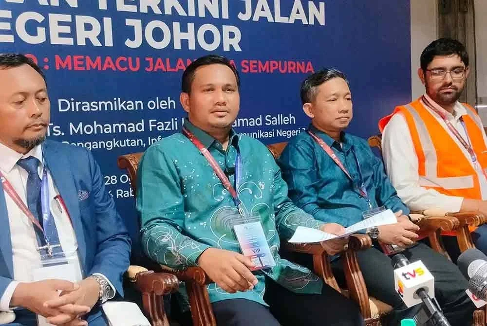 Mohamad Fazli (dua dari kanan) pada sidang akhbar Majlis Pelancaran Inovasi Pembaikan Terkini Jalan Negeri Johor di Iskandar Puteri, pada Khamis.