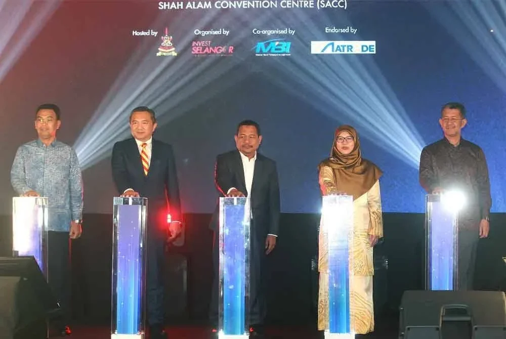 Dari kanan: Hasan Azhari, Anfaal, Ahmad Fadzil, Sze Han dan Saipolyazan pada majlis pelancaran rasmi SIBS 2025 di Pusat Konvensyen Shah Alam.