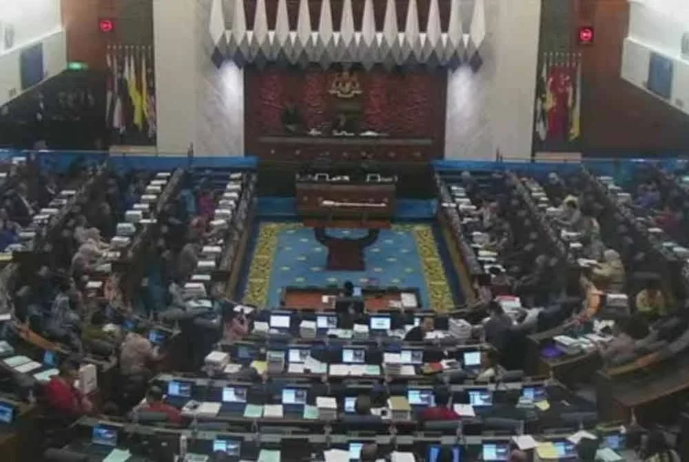 Pembangkang bertindak keluar dari Dewan Rakyat selepas gagal menghalang RUU PK 2025 daripada diluluskan untuk bacaan kali kedua pada Khamis.