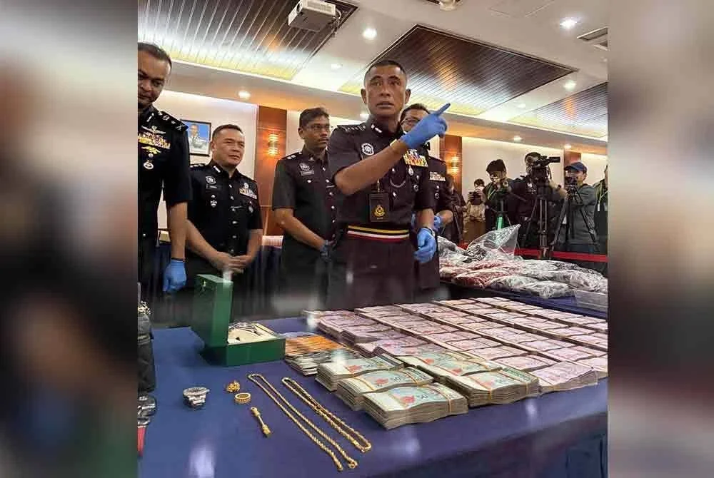 Antara wang tunai dan barang kemas yang dirampas susulan tumpasnya sindiket pengedaran dadah 22 Ogos lalu.