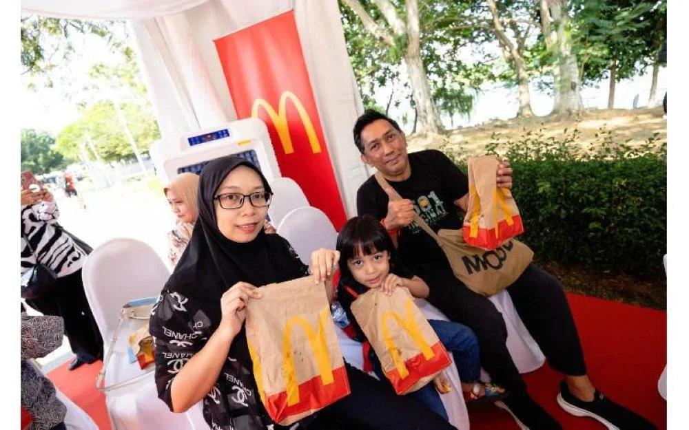 McDonald’s Malaysia menyumbangkan 1,000 pek hidangan percuma kepada pelanggan dan komuniti setempat yang hadir.