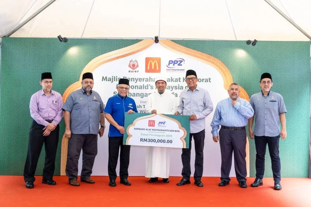 Azmir (tiga dari kanan) menyerahkan replika Zakat Korporat 2025 berjumlah RM300,000 kepada Abdul Hakim (dua dari kiri) dan disaksikan oleh Ahmad Fauwaz pada Majlis Penyerahan Zakat Korporat McDonald’s Malaysia di McDonald’s Putrajaya Presint 2 baru-baru ini.