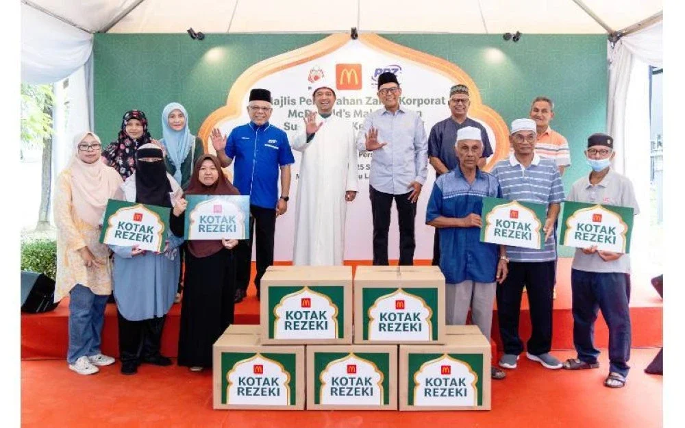 Azmir, Ahmad Fauwaz dan Abdul Hakim bersama beberapa penerima sumbangan Kotak Rezeki pada Majlis Penyerahan Zakat Korporat McDonald's Malaysia di McDonald's Putrajaya Presint 2, baru-baru ini.