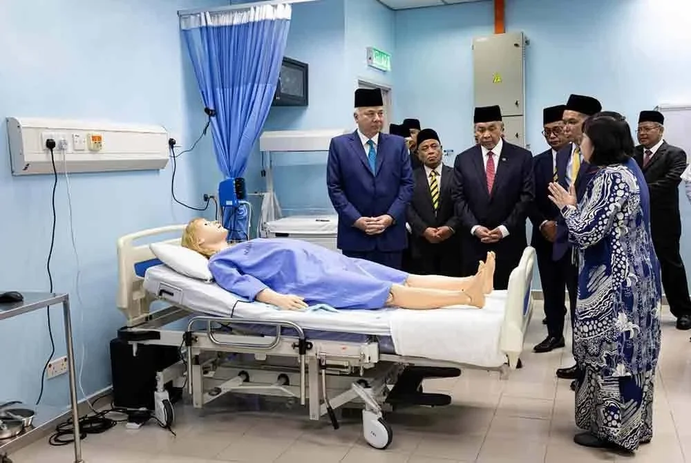 Sultan Nazrin Shah (kiri) berkenan menyaksikan simulasi rawatan menggunakan teknologi kecerdasan buatan (AI) selepas baginda menyempurnakan Majlis Sambutan Jubli Perak Royal College Of Medicine Perak, UniKL pada Khamis. Turut kelihatan, Ahamd Zahid (tengah).