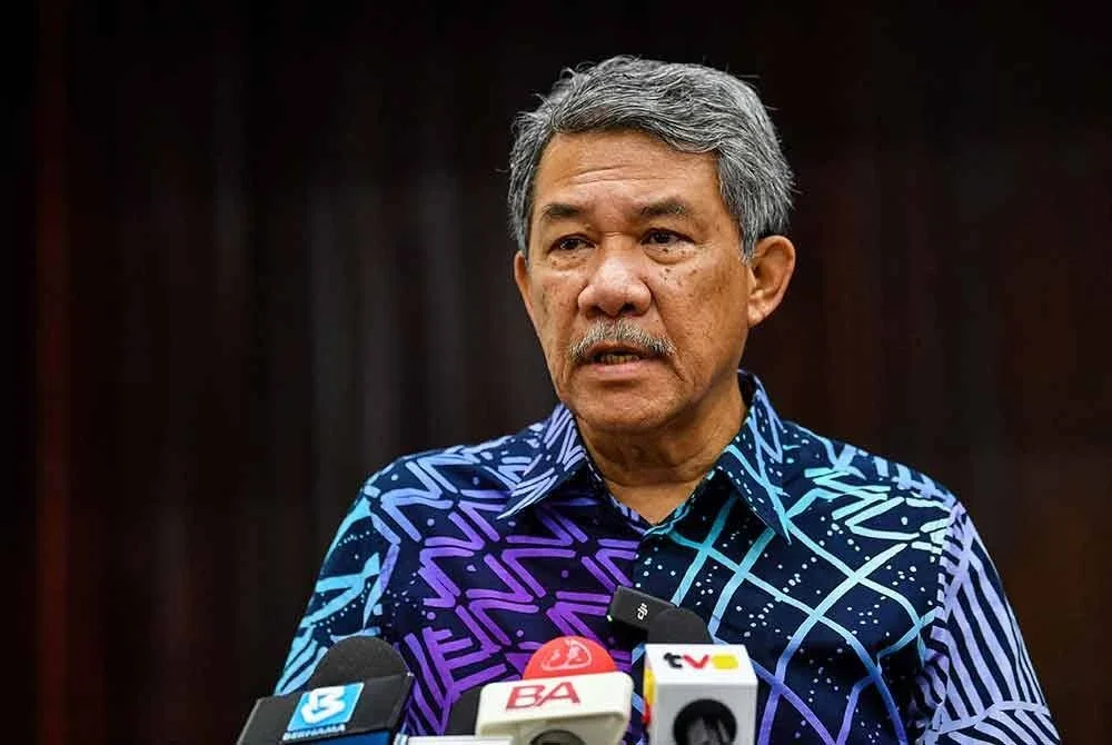 Mohamad Hasan bercakap kepada pemberita pada majlis penyampaian sumbangan bantuan kewangan, pendidikan dan warga emas di Dewan Orang Ramai Rantau pada Khamis. Foto Bernama