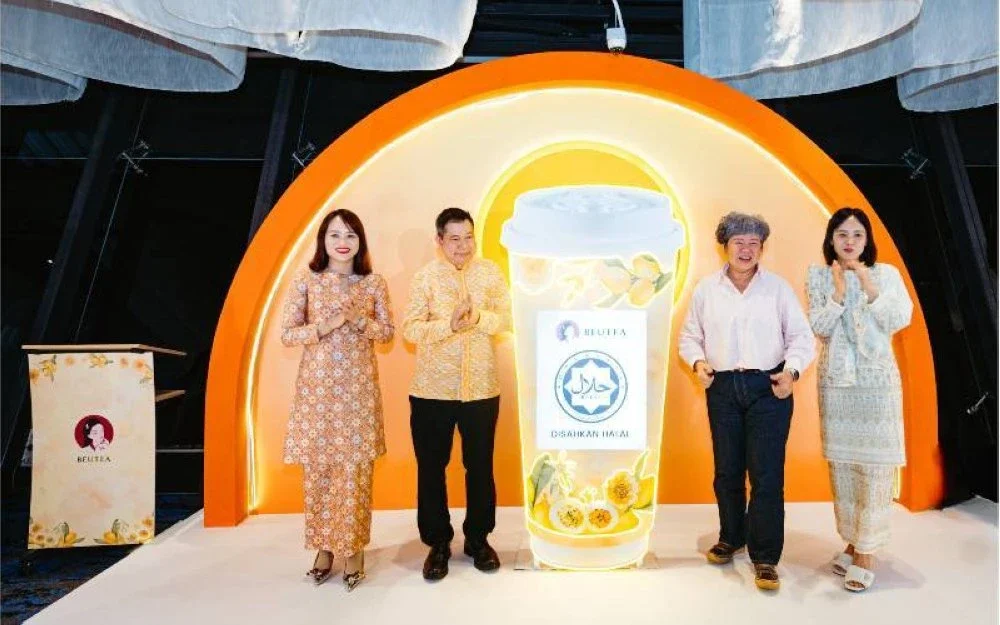 Dari kiri ke kanan: Pengarah Operasi BEUTEA, Alice Wong, Tetamu Kehormat, Y.M. Tengku Datuk Hishammuddin Zaizi, Timbalan Ketua Pegawai Eksekutif IGB & Ketua Pegawai Eksekutif Mid Valley City Sdn Bhd, Rennie Lee dan Pengarah Eksekutif BEUTEA, Jess Wong di Majlis Pelancaran Perakuan Halal dan Passion Fruit Milk Tea berjenama BEUTEA.