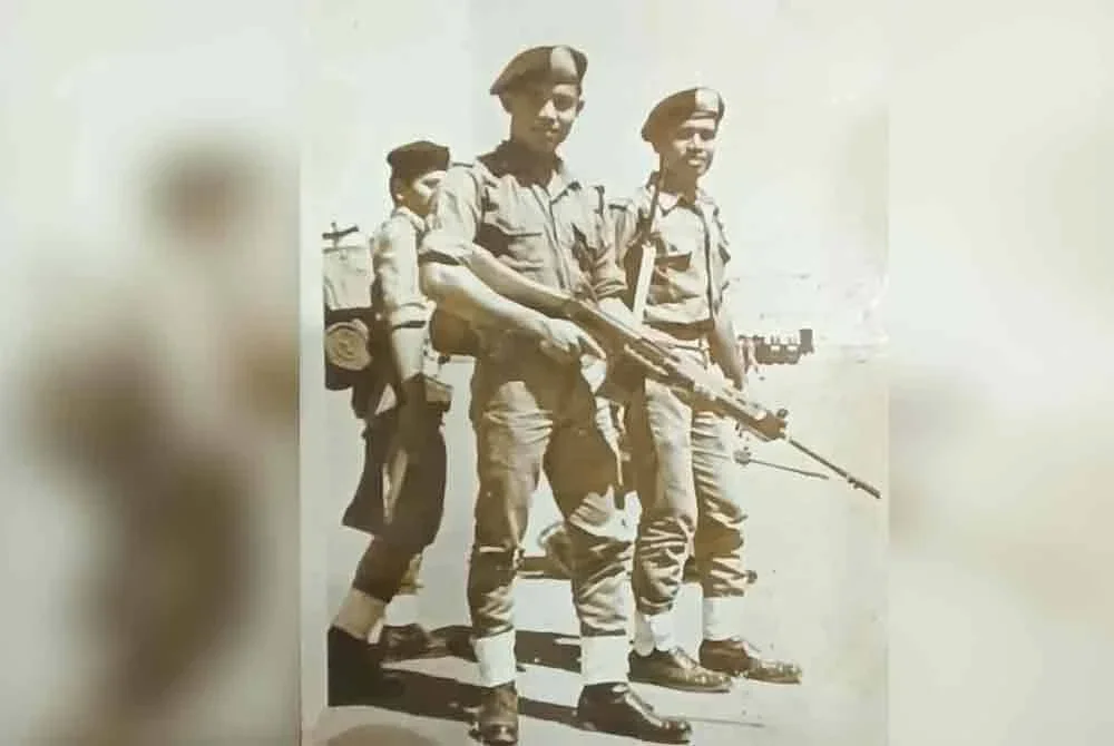 Rakaman gambar kenangan Che Yak (kanan) bersama rakan sepasukan ketika bertugas menjaga keselamatan negara.