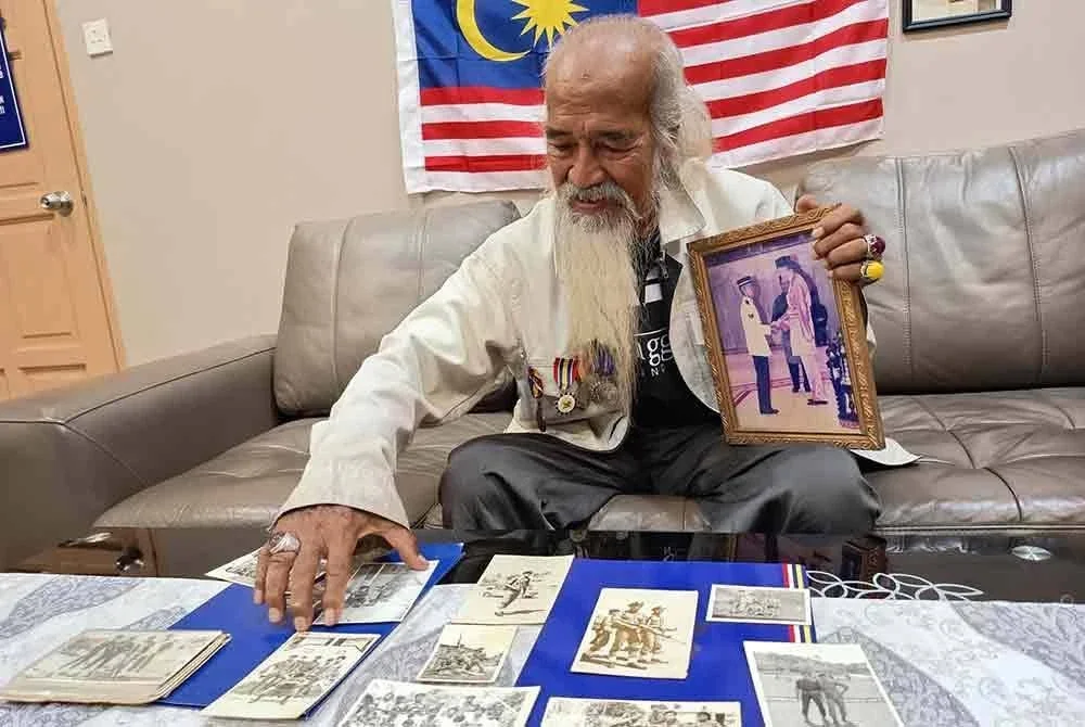 Che Yak menunjukkan antara gambar kenangan beliau ketika berkhidmat dalam pasukan keselamatan negara.