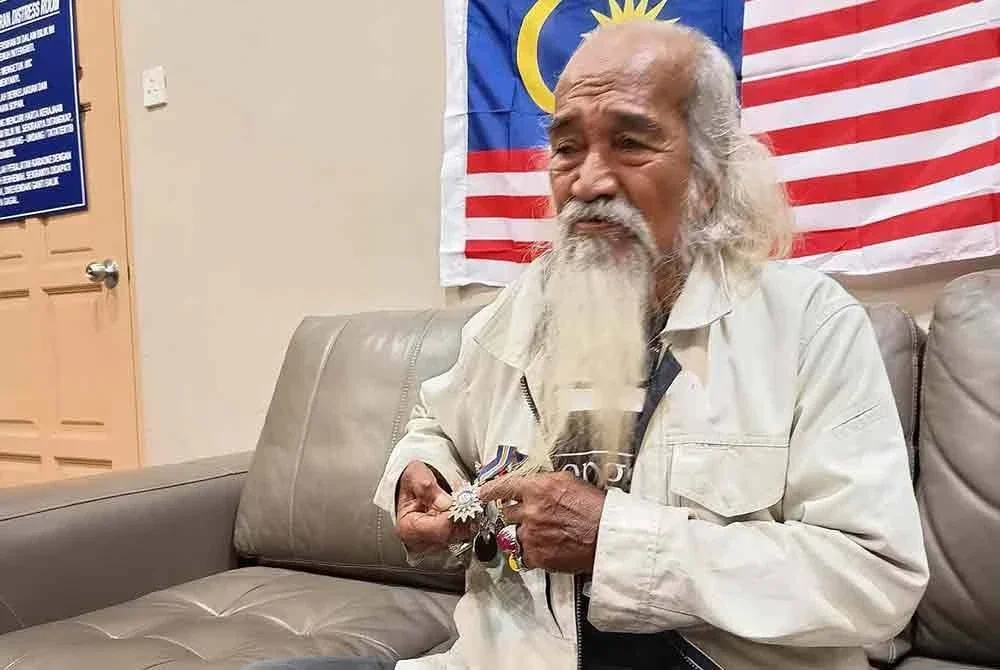 Che Yak menunjukkan antara pingat yang diterima sepanjang 34 tahun berkhidmat dalam PDRM.