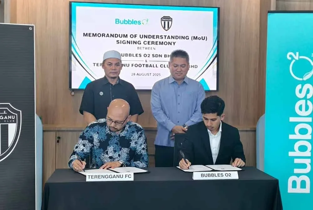 Ariffin (berdiri, kanan) Dan Hishamuddin (berdiri, kiri) menyaksikan MOU disempurnakan oleh Sheikh Farouk (duduk, kiri) dan Abdul Aziz (duduk, kanan)