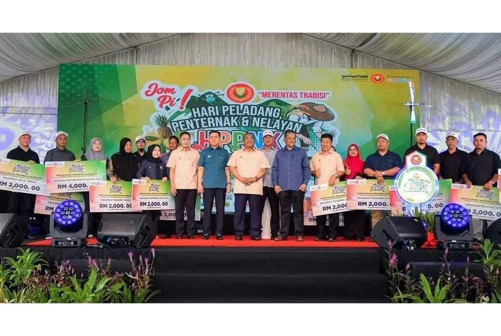 Muhammad Sanusi (tengah) bersama sebahagian penerima anugerah sempena Hari Peladang, Penternak dan Nelayan Peringkat Negeri Kedah di Taman Jubli Emas.