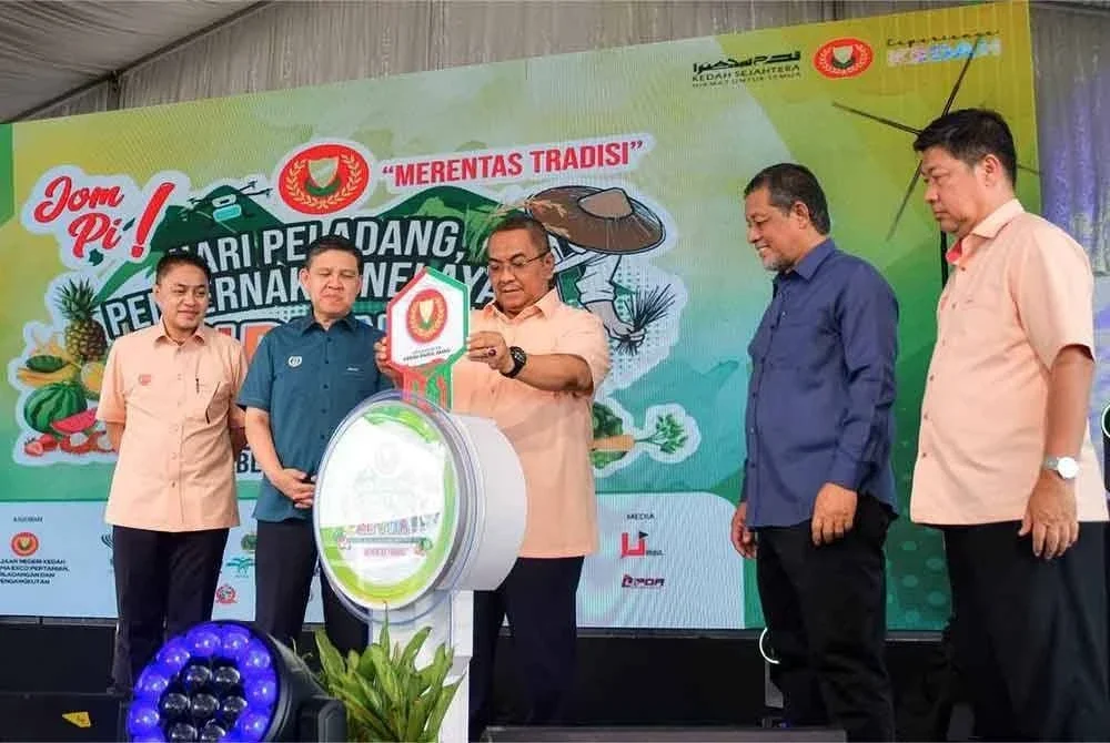 Muhammad Sanusi (tengah) ketika merasmikan Hari Peladang, Penternak dan Nelayan Peringkat Negeri Kedah di Taman Jubli Emas pada Khamis.
