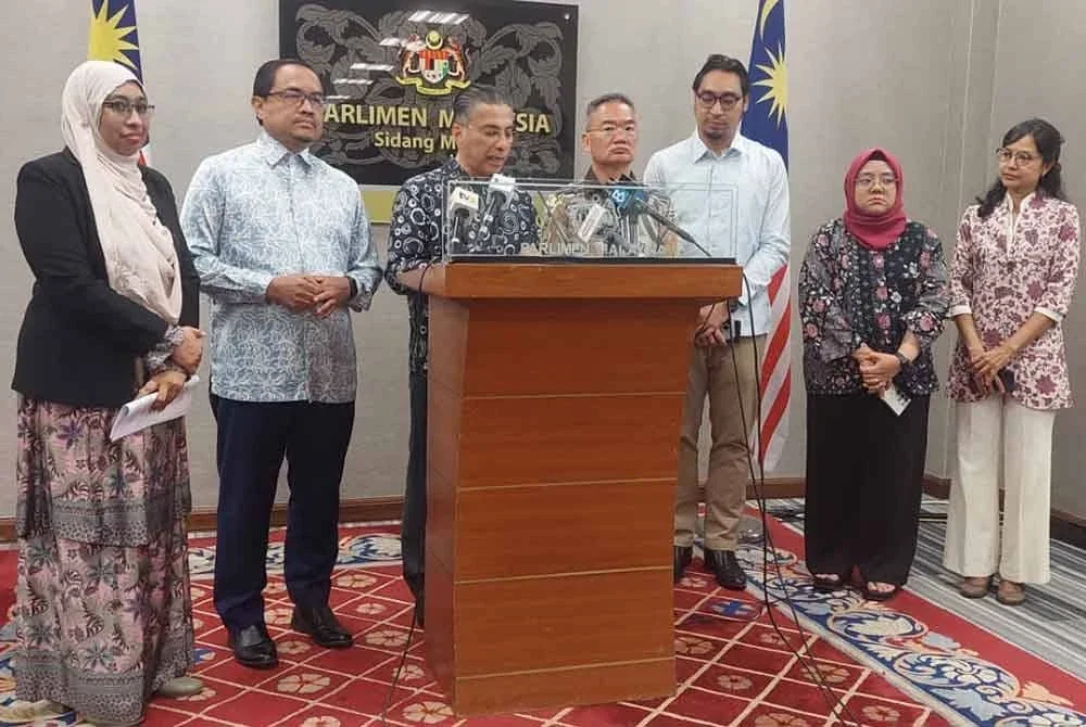 Syed Ibrahim (tiga kiri) pada sidang akhbar berkaitan Perkembangan dan Perluasan Cadangan Reformasi Institusi di Parlimen pada Khamis.