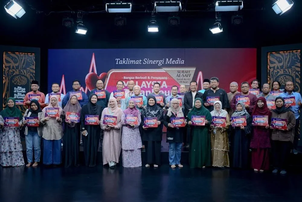 PENGASAS Yayasan Warisan Ummah Ikhlas (WUIF) Datuk Dr Hussamuddin Yaacub (tengah) bergambar selepas Sesi Taklimat Sinergi Media Malaysia #QuranHour 2025 di Seksyen 15, Shah Alam baru-baru ini. Foto BERNAMA