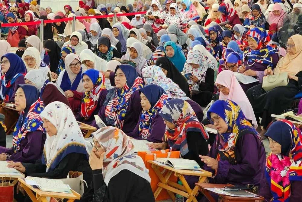 Peserta tekun mengalunkan surah al-Balad dan surah al-Saff yang menjadi pilihan surah pada Malaysia #QuranHour kali ini.