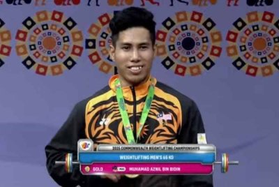 Aznil raih emas kategori 65kg di Kejohanan Angkat Berat Komanwel 2025 di India selepas menewaskan pencabar tuan rumah, Raja Muthupandi. Foto Facebook Ayub Rahmat