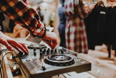 Generasi hari ini dikatakan lebih cenderung kepada lagu ‘tangkap muat’ lirik diulang-ulang, rentak mudah, bahkan ada yang sekadar dicipta untuk menjadi bahan tular di media sosial. Foto hiasan 123RF