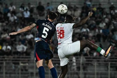 Pertembungan JDT dan Kuching City di Stadium Negeri Sarawak dihadiri lebih 13,000 penyokong. Foto Kuching City