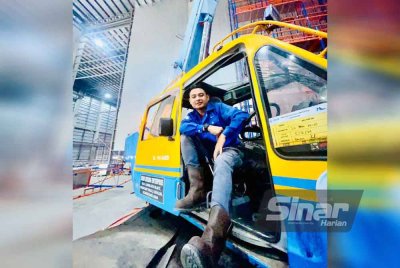 Menurut Ruhaza Azrui Helmi, operator kren perlu sentiasa cekap, teliti, tenang dan bijak mengawal situasi.