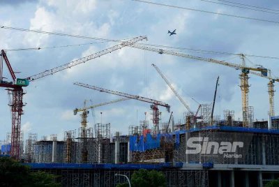 Pengendali kren menjadi antara 'mata' dan 'tangan' sektor pembinaan di negara ini. Gambar ini dirakam di salah satu projek pembinaan di Shah Alam, Selangor. Foto Sinar Harian - MOHD HALIM ABDUL WAHID