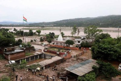 Hujan lebat mencetuskan tanah runtuh berhampiran kuil Vaishno Devi di Katra, Jammu dan Kashmir yang ditadbir India. Foto Agensi