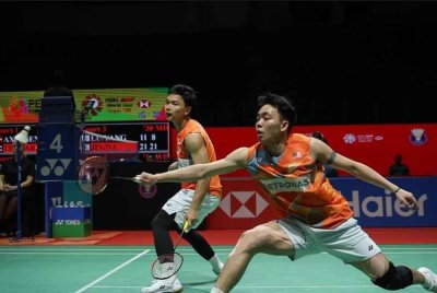 Roy King (kanan) -Wan Arif terus curi tumpuan di Paris.