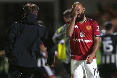 Reaksi kecewa Mbeumo apabila sepakannya menggegar palang, sekali gus memberi kemenangan dramatik buat Grimsby Town dalam aksi Piala Liga di Blundell Park. FOTO: Agensi