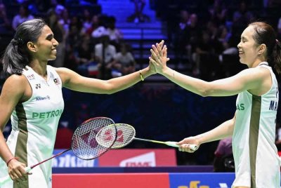 Pearly (kanan) dan Thinaah akan berdepan pasangan Indonesia dalam aksi pusingan ketiga Kejohanan Badminton Dunia di Paris malam ini. Foto AFP.