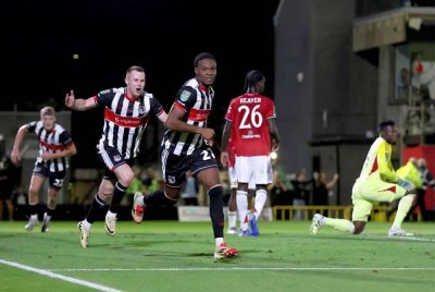 Gol kedua Grimsby yang dijaringkan Tyrell Warren (tengah) berpunca daripada kesilapan penjaga gol United, Andre Onana. Foto: Agensi