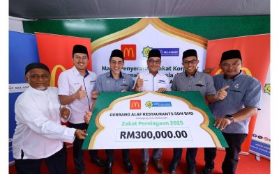 McDonald’s Malaysia menyerahkan cek cura bernilai RM300,000 sebagai simbolik penyerahan zakat kepada LZS.