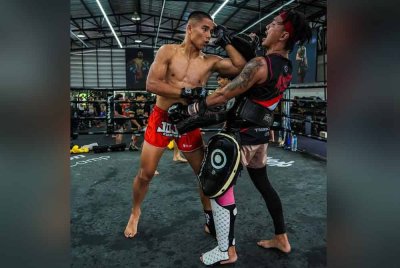 Jojo (kiri) menjalani latihan intensif di Superbon Training Camp, Bangkok sebagai persiapan menghadapi pertarungan ONE Fight Night 35 di Stadium Lumpinee pada Jumaat depan. FOTO: IG JOHAN GHAZALI