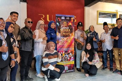 Sebahagian artis veteran yang terlibat dalam Konsert Amal Gema Suara Emas bergambar bersama urus setia program.