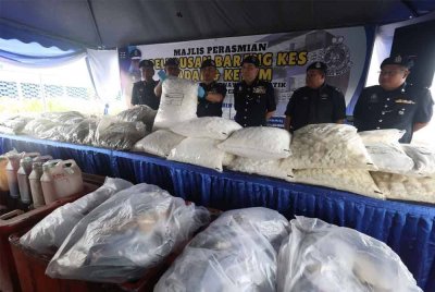 Mohammad Azlin (tengah) menunjukkan pelbagai jenis dadah hasil serbuan dan rampasan yang dijalankan JSJN PDRM Perak sejak 12 tahun lalu untuk dilupuskan.