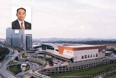 IOI City Mall yang memenangi pelbagai anugerah berdiri megah sebagai pusat beli-belah terbesar di Malaysia. Foto kecil: Lee Yeow Seng