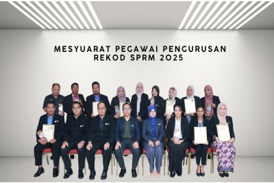 Norkhafizin (duduk empat dari kiri) bergambar bersama pegawai SPRM ketika Mesyuarat Pegawai Pengurusan Rekod (PPR) Tahun 2025 anjuran BPRM baru-baru ini. FOTO: SPRM