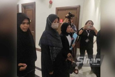 Ibu Allahyarhamah Zara Qairina, Noraidah (dua dari kiri) hadir ke Mahkamah Koroner di Kota Kinabalu pada Khamis.