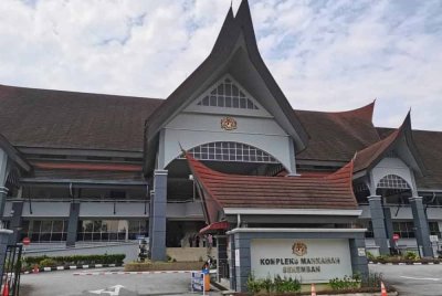 Seorang guru lelaki sebuah menengah di Rembau dihadapkan ke Mahkamah Sesyen di sini pada Khamis atas tiga pertuduhan melakukan amang seksual fizikal dan persetubuhan luar tabii terhadap dua pelajar di dalam bilik SPA dan kelas di sekolah tempatnya mengajar.