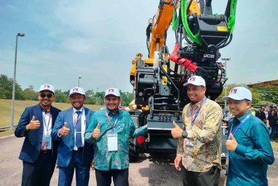 Mohamad Fazli (tiga kiri) menunjukkan teknologi baharu JCB Pothole Pro di Iskandar Puteri pada Khamis.