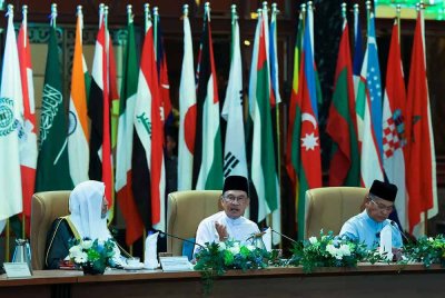 Anwar (tengah) menyampaikan ucapan perasmian di Sidang Kemuncak Pemimpin Agama Antarabangsa Ke-2 pada Khamis. Foto Bernama