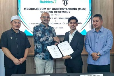 Sheikh Farouk (dua dari kiri) bertukar dokumen MOU dengan Abdul Aziz yang disaksikan Ariffin(kanan) dan Hishamuddin.