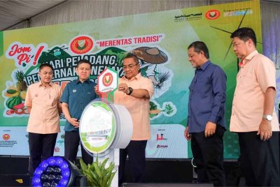 Muhammad Sanusi (tengah) ketika merasmikan Hari Peladang, Penternak dan Nelayan Peringkat Negeri Kedah di Taman Jubli Emas pada Khamis.