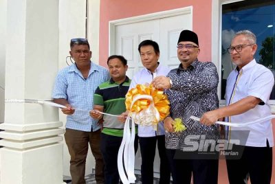 Mohd Azmi (tiga dari kiri) bersama Mohamed Fadzli (dua dari kanan) semasa Majlis Penyerahan Kunci dan Surat Tawaran Program Rumah Mesra Rakyat (RMR) di Kampung Banggol Kemian, Paloh Rawa, Machang pada Khamis. Foto Sinar Harian HAZELEN LIANA KAMARUDIN
