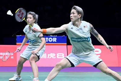 Tang Jie (kanan) dan Ee Wei melangkah ke suku akhir Kejohanan Dunia selepas menewaskan pasangan Indonesia dalam aksi pusingan ketiga di Paris pada Khamis. Foto: Agensi