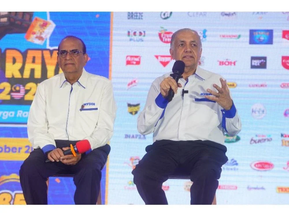 Ameer (kanan) semasa sidang media khas Kempen Pilihan Raya Mydin 2025 di Mydin USJ.
