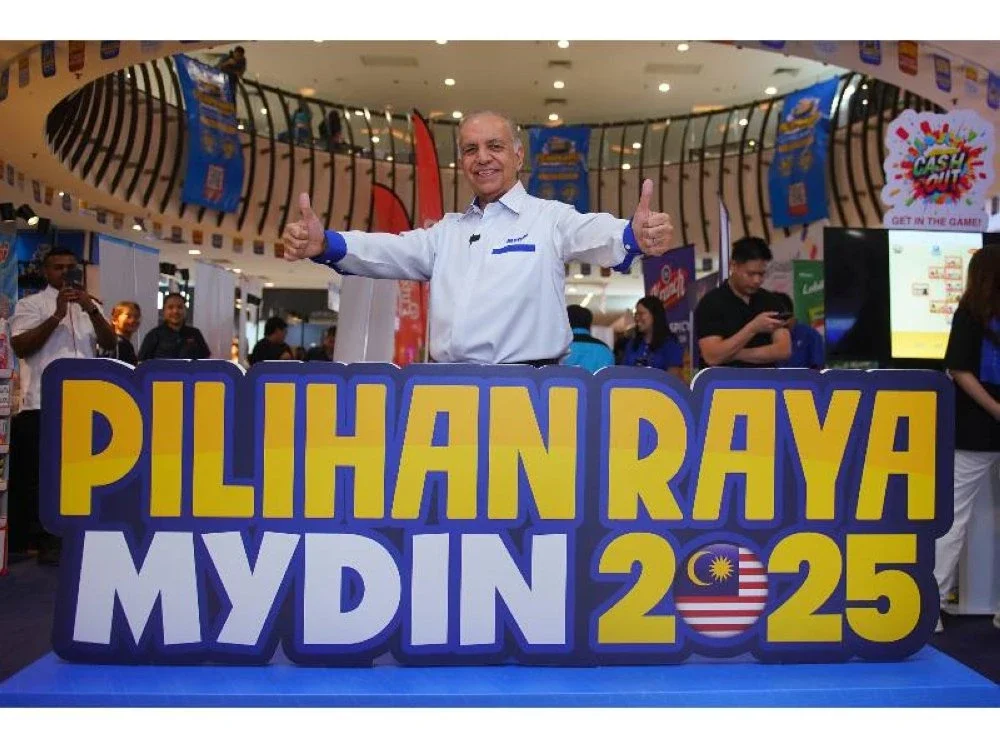 Pengarah Urusan Mydin, Datuk Wira Dr Ameer Ali Mydin menunjukkan isyarat bagus sempena pelancaran Kempen Pilihan Raya Mydin 2025 di Mydin USJ di Subang Jaya, baru-baru ini. Foto - MOHD HALIM ABDUL WAHID