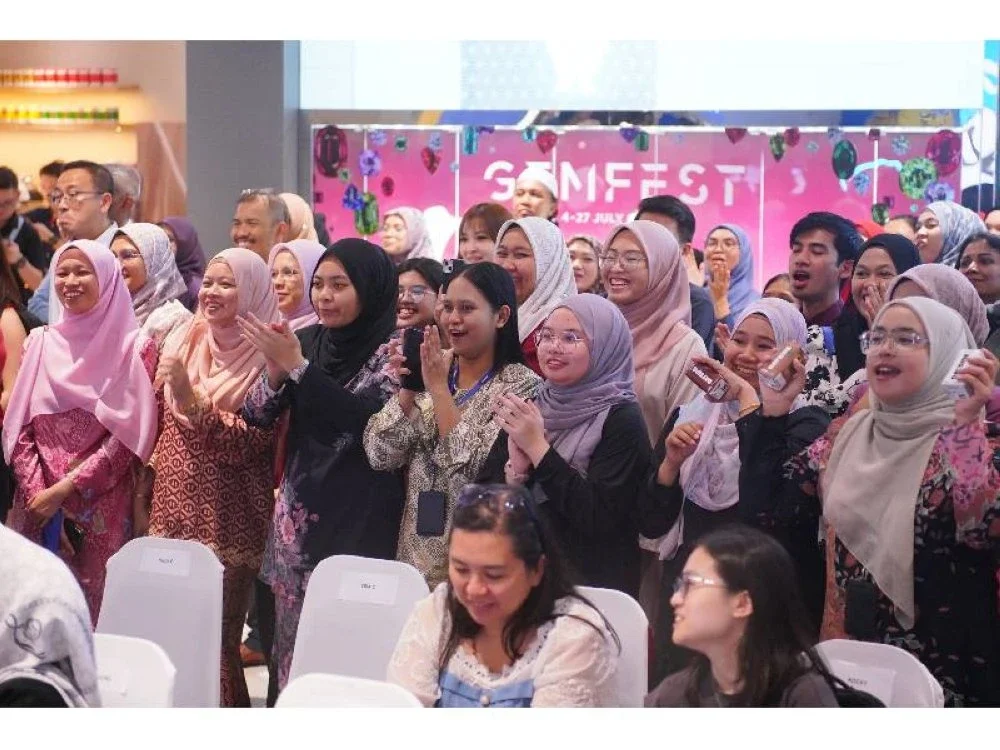 Pelanggan yang hadir teruja dan memberikan sokongan ketika pengumuman jenama yang bertanding pada Kempen Pilihan Raya Mydin 2025 di Mydin USJ di Subang Jaya.