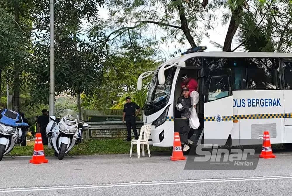 Tinjauan Sinar Harian di lokasi turut mendapati kawalan ketat turut dijalankan pihak polis bagi memastikan urusan penggalian dijalankan dengan sempurna.