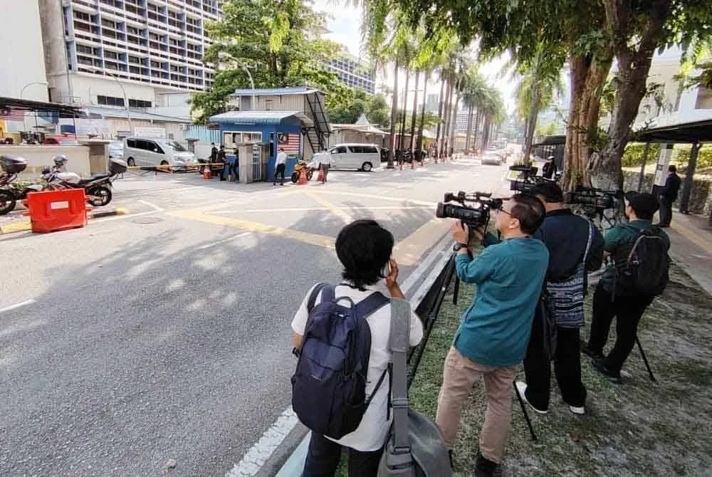 Suasana di IPFN, Hospital Kuala Lumpur pada Jumaat menjadi tumpuan berikutan proses bedah siasat terhadap pelatih PALAPES UTM Skudai, Allahyarham Syamsul Haris Shamsudin.
